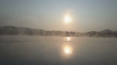 Sisli gündoğumu dağlarda. Sinematik hava uçmak bir sabah sis dağ Gölü ile.