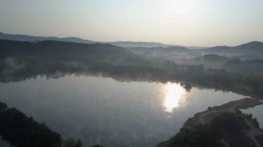 Bir sabah sis bir dağ Gölü üzerinde aracılığıyla sinematik hava sinek. Dağlarda sisli gündoğumu.