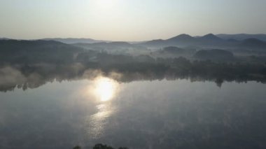 Bir sabah sis bir dağ Gölü üzerinde aracılığıyla sinematik hava sinek. Dağlarda sisli gündoğumu.