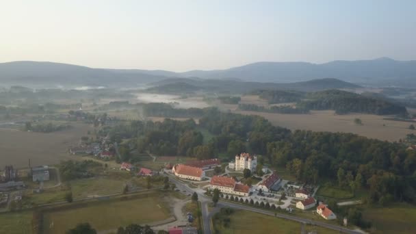 Veduta aerea del Palazzo medievale in Europa occidentale, Wojanow, Polonia — Video Stock