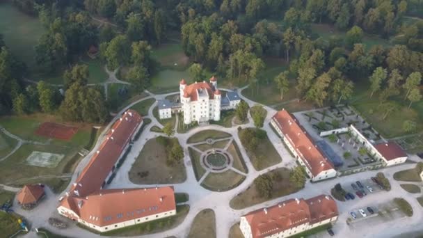 Пташиного польоту середньовічного палацу в Західній Європі, Wojanow, Польща — стокове відео