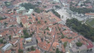 Vilnius, Litvanya'nın başkenti eski kasaba güzel havadan görünümü.