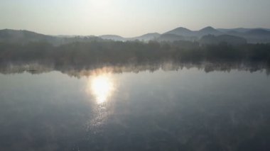 Bir sabah sis bir dağ Gölü üzerinde aracılığıyla sinematik hava sinek. Dağlarda sisli gündoğumu.