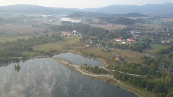 Luftaufnahme eines mittelalterlichen Palastes in Westeuropa, Wojanow, Polen — Stockvideo