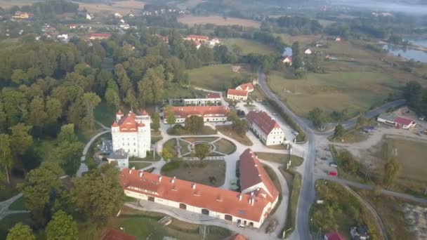 Luftaufnahme eines mittelalterlichen Palastes in Westeuropa, Wojanow, Polen — Stockvideo