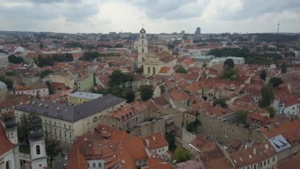 Beautiful Aerial view of the old town of Vilnius, the capital of Lithuania. — Stock Video