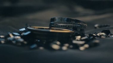 Makroyu oluşturan alyans parlayan ışık ile dekore edilmiş bir yüzey üzerinde kapatın