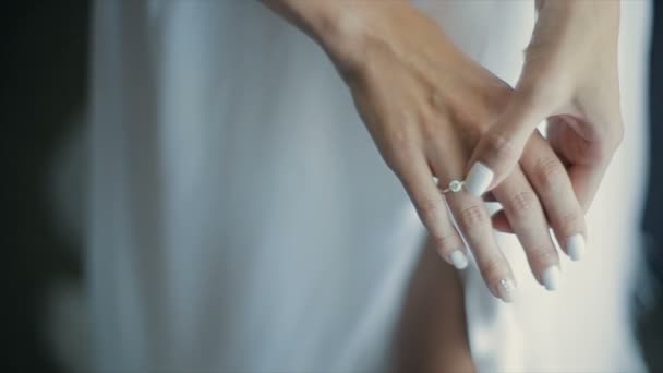 Bruid raakt een trouwring op haar vinger — Stockvideo