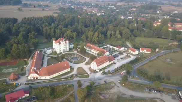 Vista aérea del Palacio medieval en Europa Occidental, Wojanow, Polonia — Vídeo de stock