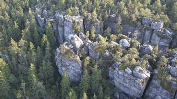 Niesamowite formacje skalne na Szczeliniec Wielki w tabeli Karkonoskiego Parku Narodowego. Atrakcją turystyczną Polski Sudety — Wideo stockowe