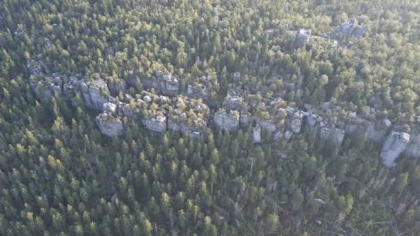 Incrível formação rochosa no Szczeliniec Wielki no Parque Nacional das Montanhas da Mesa. Atração turística de sudetes poloneses — Vídeo de Stock