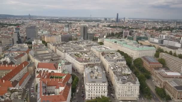 AERIAL panorama fra Wien. Cathedrals and cityscape City of Vienna, Østerrike – stockvideo