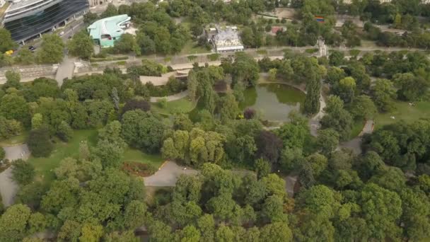 AERIAL Vista del parque verde con estanque en el centro de la ciudad de Viena, Austria — Vídeos de Stock