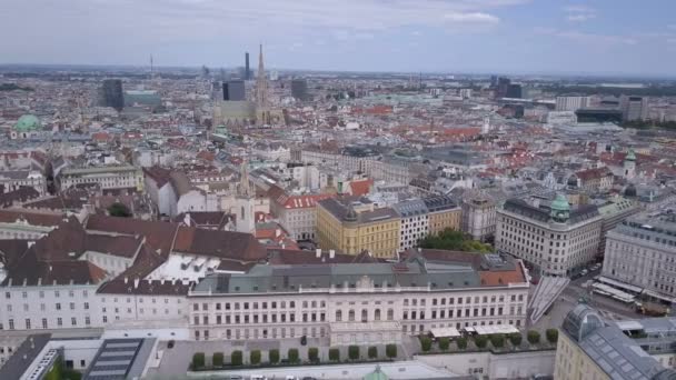 Viyana şehrinin gökyüzü görüntüsü. Viyana 'nın havadan görünüşü. Avusturya, Viyana Katedraller ve şehir manzarası — Stok video