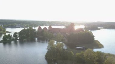 Trakai Kalesi, Litvanya. Yaz sezonu güzel havadan görünümü. Bir göl kenarında bir adada güzel kale üzerinde uçuş. Trakai kale yaz sezonu havadan görünümü.