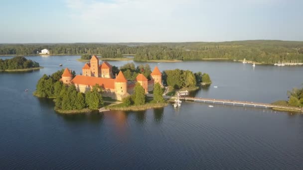 Flygfoto över Trakai slott under sommarsäsongen. Vackra slott på sjöarna i Litauen. — Stockvideo