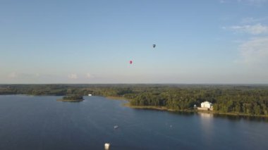Havadan görünümü güzel Trakai kale yaz sezonu gün batımında. Sıcak hava balonları göller ve kale Litvanya.