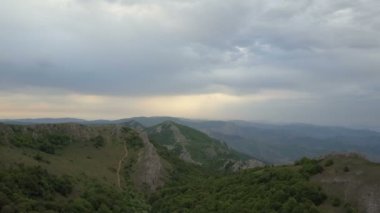 Hava. Dağlar, kayalar ve ormanlar üzerinde uçan. Kırım şaşırtıcı görünümü