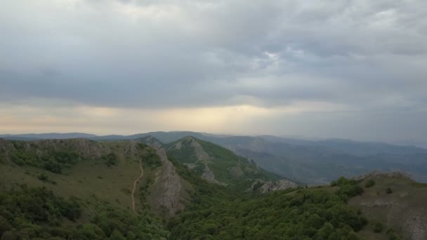 Aéreo. Voando sobre montanhas, rochas e florestas. Vista incrível da Crimeia — Vídeo de Stock