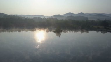 Bir sabah sis bir dağ Gölü üzerinde aracılığıyla sinematik hava sinek. Dağlarda sisli gündoğumu.