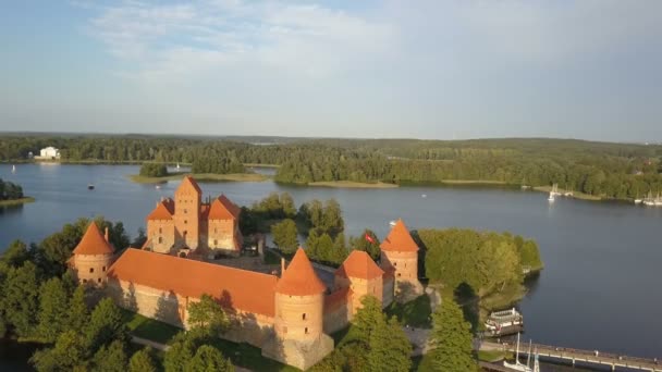 Flygfoto över Trakai. Luftballonger som flyger över vackra sjöar och öar i Litauen nära slottet Trakai i sommar. — Stockvideo