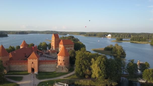 Aerial view of Trakai. Hot air balloons flying over beautiful lakes and islands in Lithuania near the Trakai castle in summer. — Stock Video