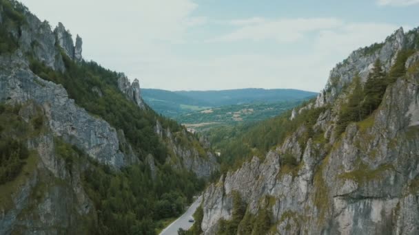 Aerial view of a mountain road in a beautiful deep gorge. Cars move on a mountain road. — Stock Video