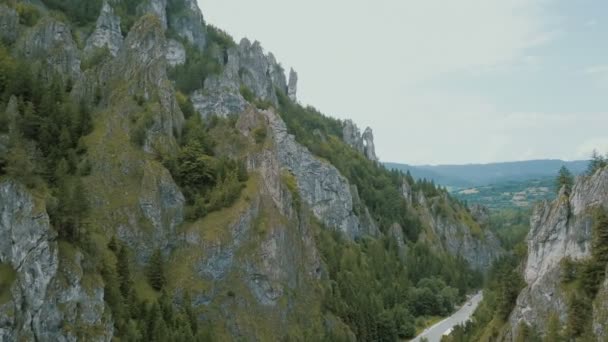 Vue aérienne d'une route de montagne dans une belle gorge profonde. Les voitures se déplacent sur une route de montagne . — Video