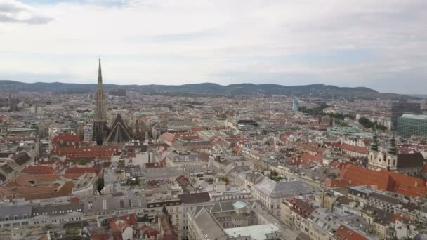 Vienna city skyline prise de vue aérienne. Vue AÉRIENNE de Vienne. Cathédrales et paysage urbain Ville de Vienne, Autriche — Video