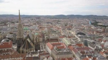 Viyana şehrinin gökyüzü görüntüsü. Viyana 'nın havadan görünüşü. Avusturya, Viyana Katedraller ve şehir manzarası