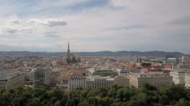 Viyana şehrinin gökyüzü görüntüsü. Viyana 'nın havadan görünüşü. Avusturya, Viyana Katedraller ve şehir manzarası