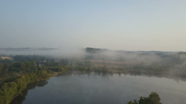 A reggeli köd, mint egy hegyi tó, filmszerű légifelvételek. Ködös Sunrise-hegység. — Stock videók