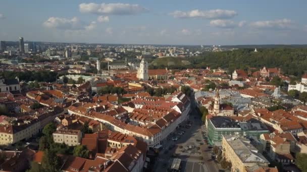 Hermosa vista aérea del casco antiguo de Vilna, la capital de Lituania . — Vídeo de stock