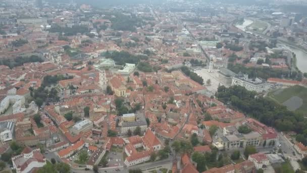 Krásný letecký pohled na staré město Vilnius, hlavní město Litvy. — Stock video