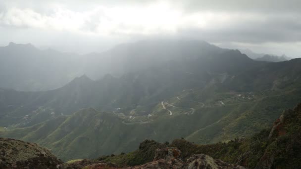 4K Timelapse av naturskön utsikt berg och kust på Anaga, Tenerife Island. Vackra berg och moln på norra delen av Teneriffa, Kanarieöarna — Stockvideo