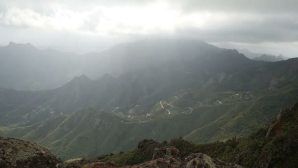 4k 特内里费岛Anaga风景秀丽的山脉和海岸线。加那利群岛特内里费岛北部美丽的山脉和云彩 — 图库视频影像