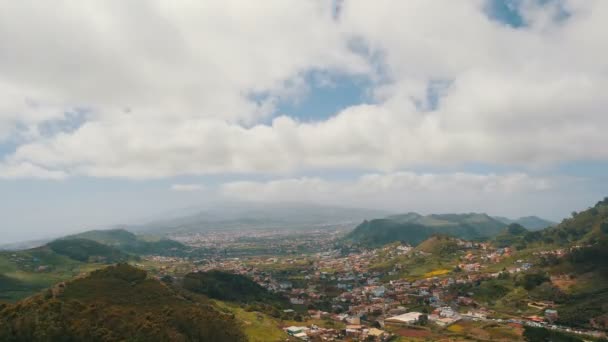 4k Timelapse doğal görünümü dağlar ve Anaga, Tenerife Adası kıyı şeridi. Tenerife, Kanarya Adaları kuzey kesiminde güzel dağlar ve bulutlar. — Stok video