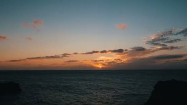 Atlantik Okyanusu üzerinde batan güneşin pitoresk 4k timelapse