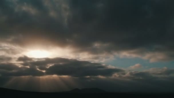 Nuvens de trovoada dramáticas. Tempo-lapso de nuvens de tempestade escuras em movimento rápido — Vídeo de Stock