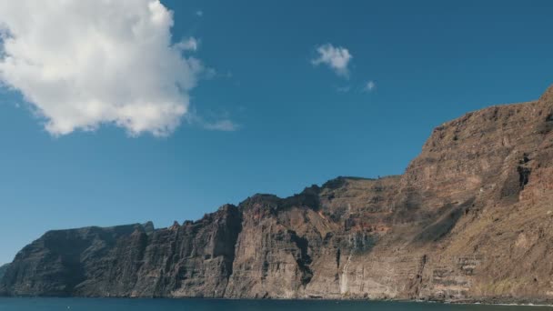 Widok poklatkowy formacji chmur w pobliżu ogromnych klifów na brzegu oceanu w Los Gigantes, Teneryfa, Wyspy Kanaryjskie, Hiszpania — Wideo stockowe