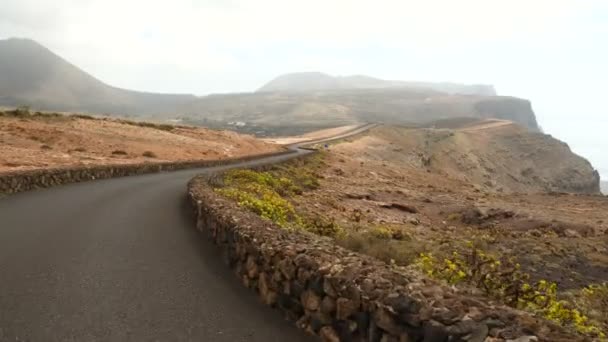 Bilkörning nära Mirador del Rio på Lanzarote Island, Kanarieöarna. Spanien, Europa. — Stockvideo