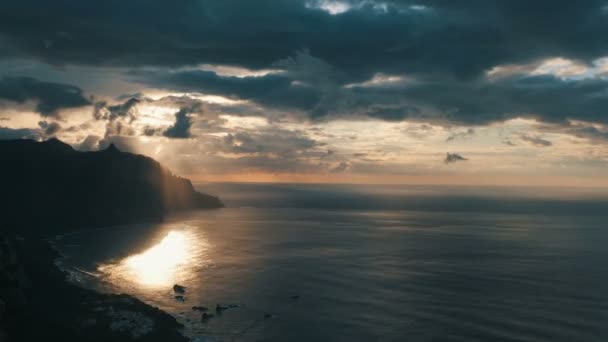 Un lapso de tiempo de dramática puesta de sol. Playa de Benijo en Tenerife - Islas Canarias . — Vídeos de Stock