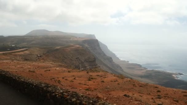 Jazda w pobliżu Mirador del Rio na wyspie Lanzarote, Wyspy Kanaryjskie, Hiszpania, Europa. — Wideo stockowe