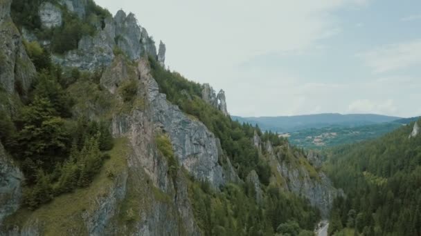 Dağların havadan görünümü ve inanılmaz kaya oluşumu ile güzel derin geçit. — Stok video