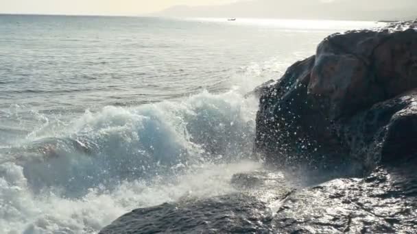 Grandes olas están cayendo sobre rocas y rociando. Playa en Tenerife, Cámara lenta — Vídeos de Stock