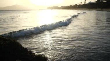 Tenerife gün batımında bir kum Plajokyanus dalga, Yavaş hareket
