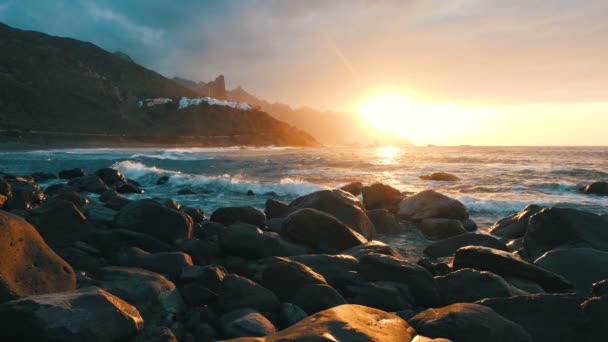 Havets vågor kraschar på klippor och spraya i vacker solnedgång ljus på Benijo stranden i Teneriffa, Kanarie öarna — Stockvideo