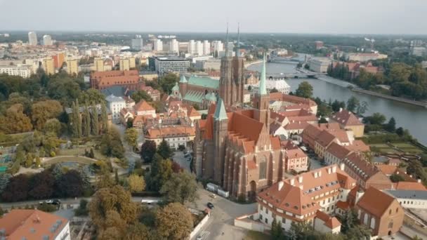 Вид с воздуха на Соборный остров во Вроцлаве, Польша — стоковое видео