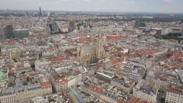 Vienna City Skyline plano aéreo. Vista aérea de Viena. Catedrales y paisaje urbano Ciudad de Viena, Austria — Vídeo de stock