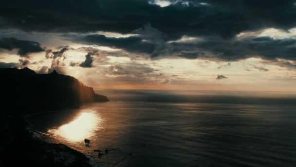 Un lapso de tiempo de dramática puesta de sol. Playa de Benijo en Tenerife - Islas Canarias . — Vídeos de Stock